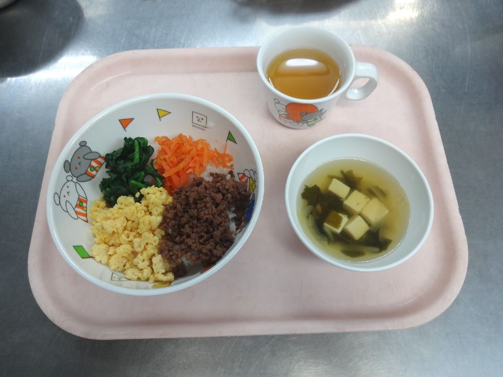 こども園の給食「<span>そぼろごはん わかめスープ 菓子</span>」