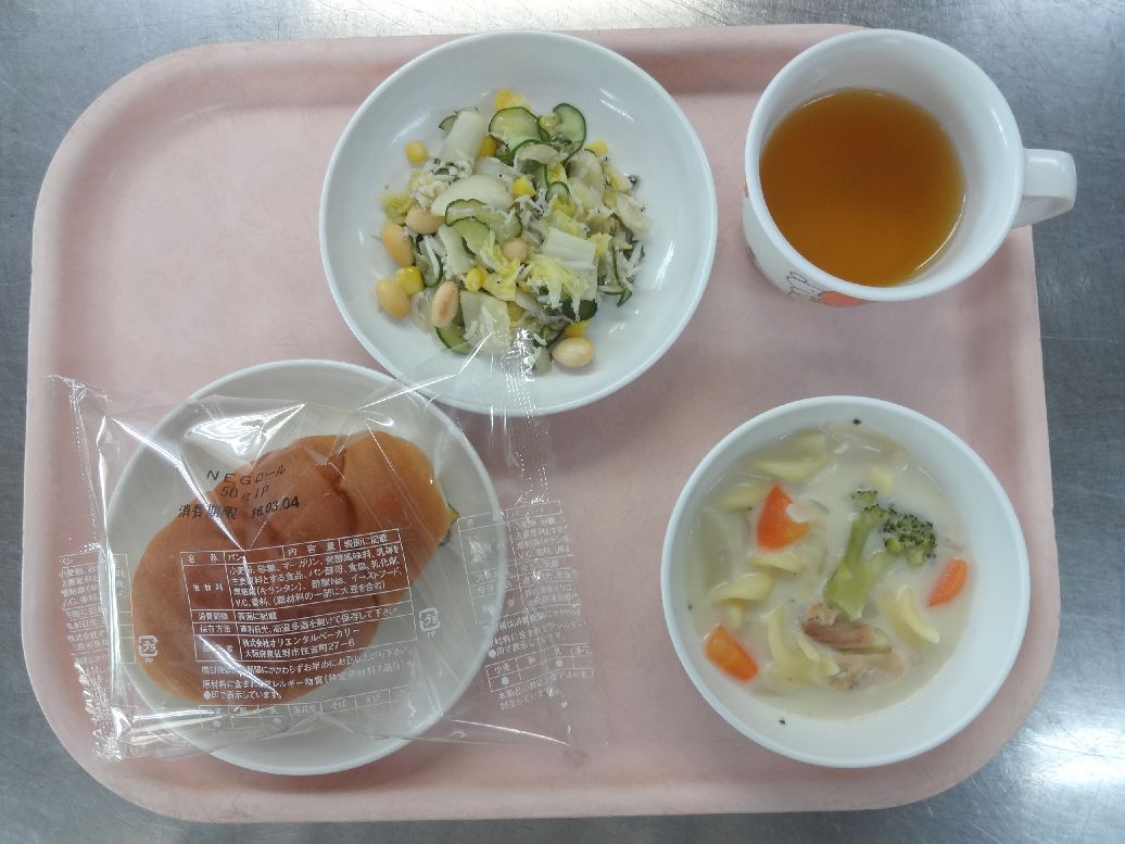 こども園の給食「<span>パン 鶏のクリーム煮 じゃこサラダ おにぎり</span>」