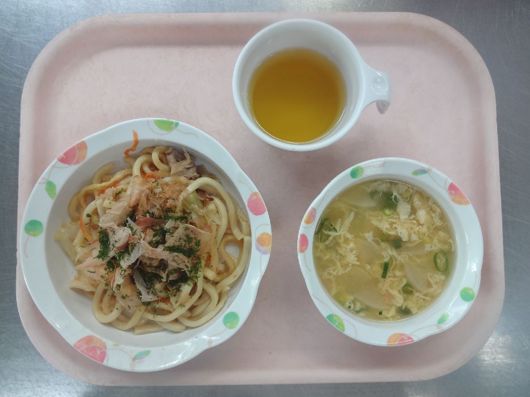 こども園の給食「<span>焼うどん かきたま汁 2日 菓子詰め合わせ 16日 手作りプリン</span>」