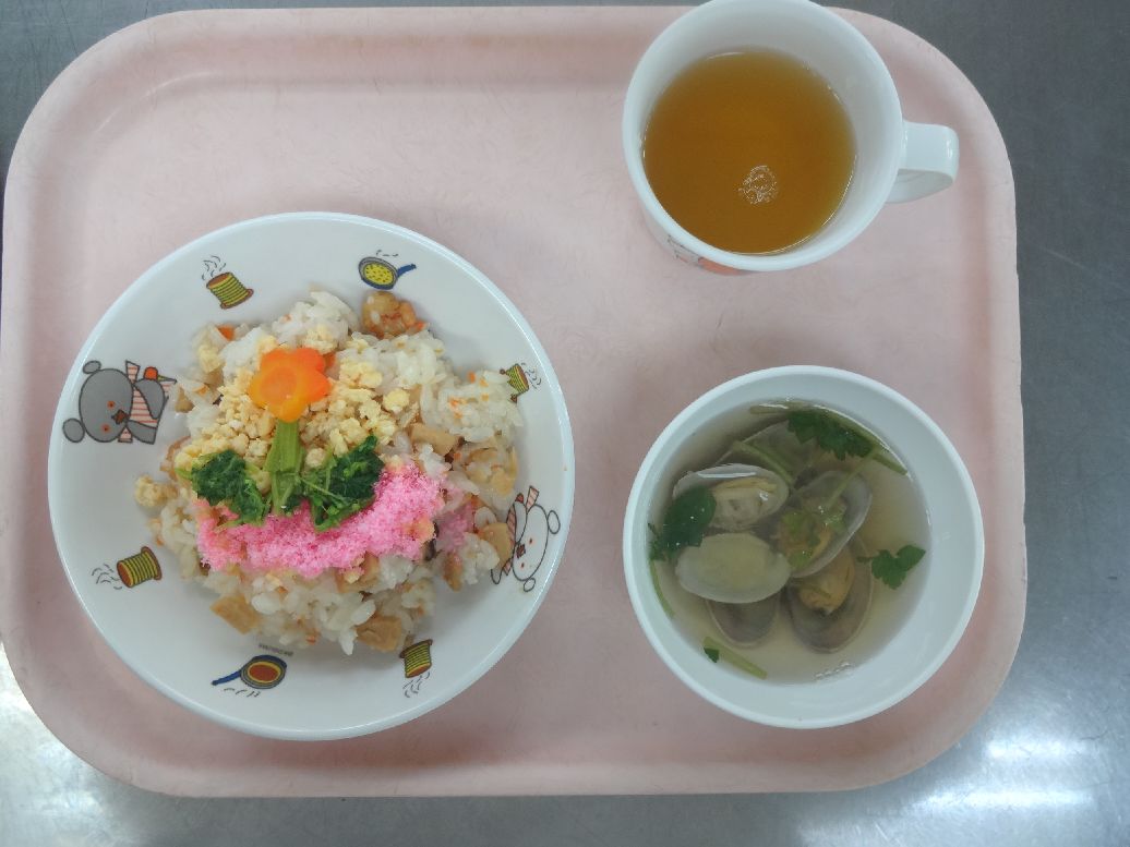 こども園の給食「<span>菜の花すし 貝汁 3日 菓子 17日 ピザトースト</span>」
