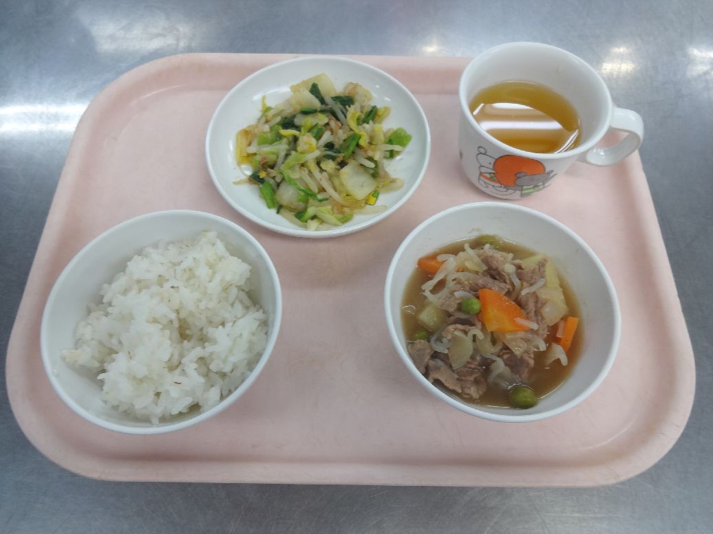こども園の給食「<span>ごはん 肉じゃが お浸し 菓子</span>」