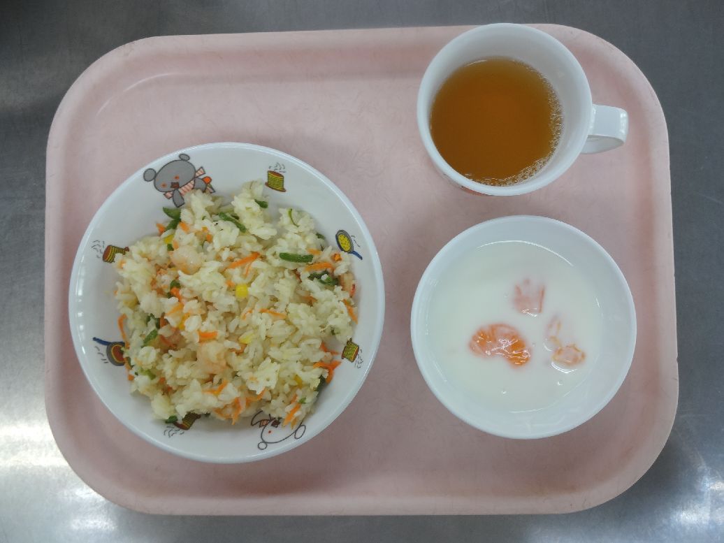 こども園の給食「<span>エビピラフ みかんヨーグルト 菓子</span>」