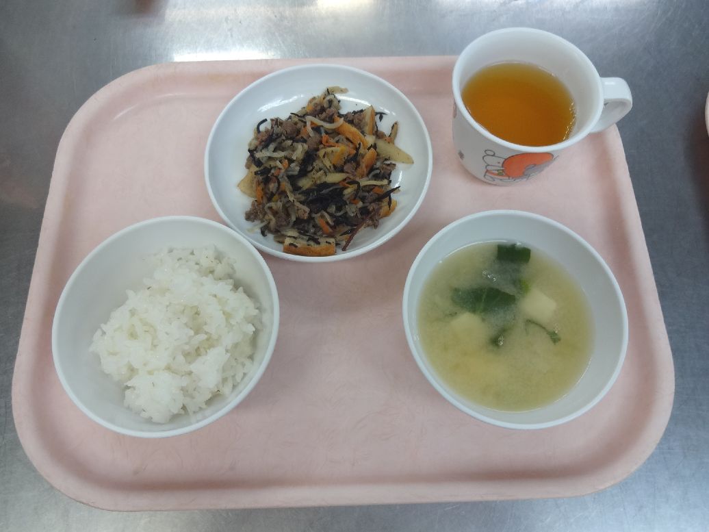 こども園の給食「<span>ごはん 牛肉とひじきの炒め煮 味噌汁 菓子</span>」