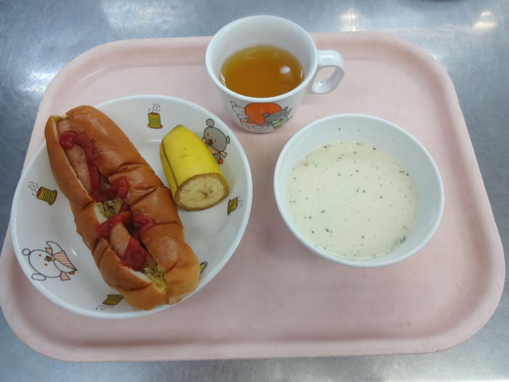 こども園の給食「<span>ウインナードッグ じゃがいもとコーンのポタージュ バナナ みたらし団子</span>」