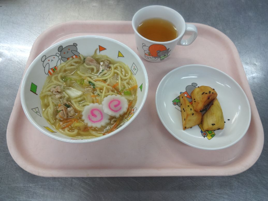 こども園の給食「<span>野菜ラーメン 大学芋 レーズンケーキ</span>」