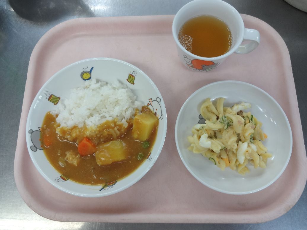 こども園の給食「<span>チキンカレー マカロニサラダ ポップコーン </span>」