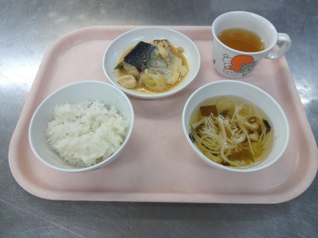 こども園の給食「<span>ごはん 魚の味噌煮 そうめん汁 菓子</span>」