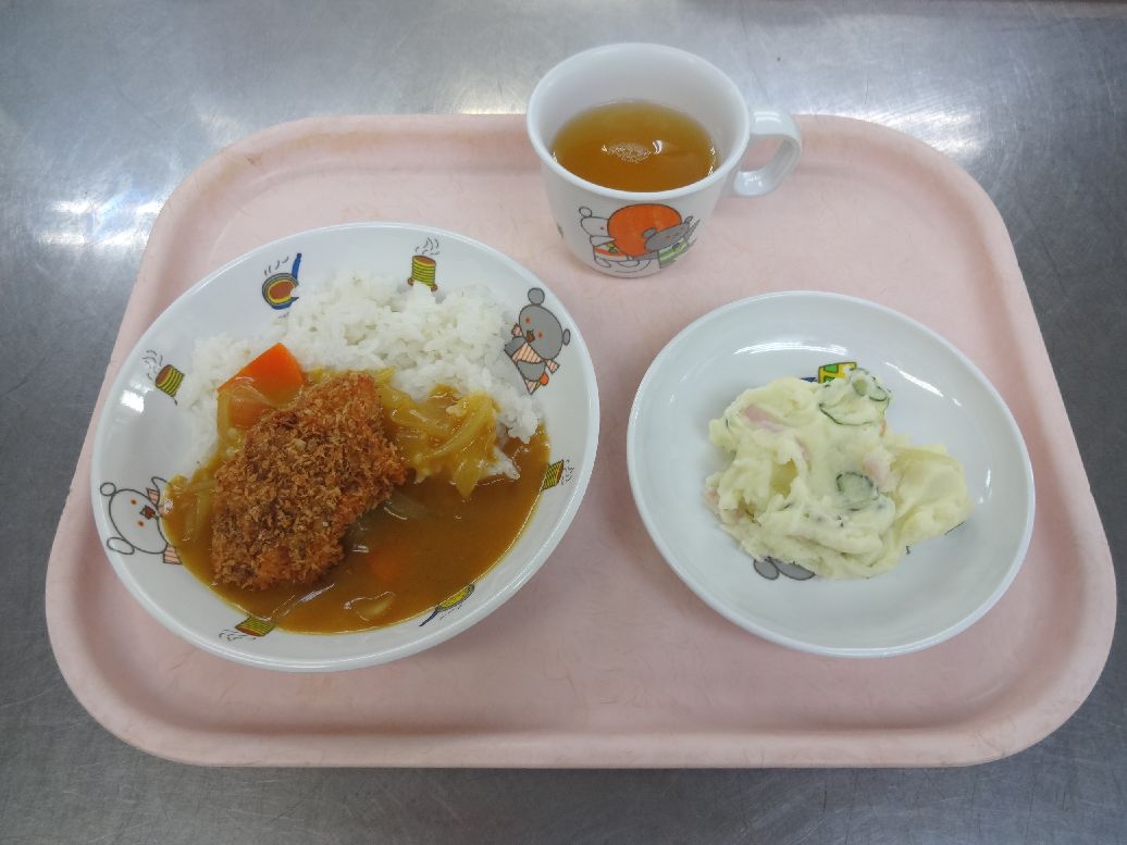 こども園の給食「<span>カツカレー ポテトサラダ ホットケーキ</span>」