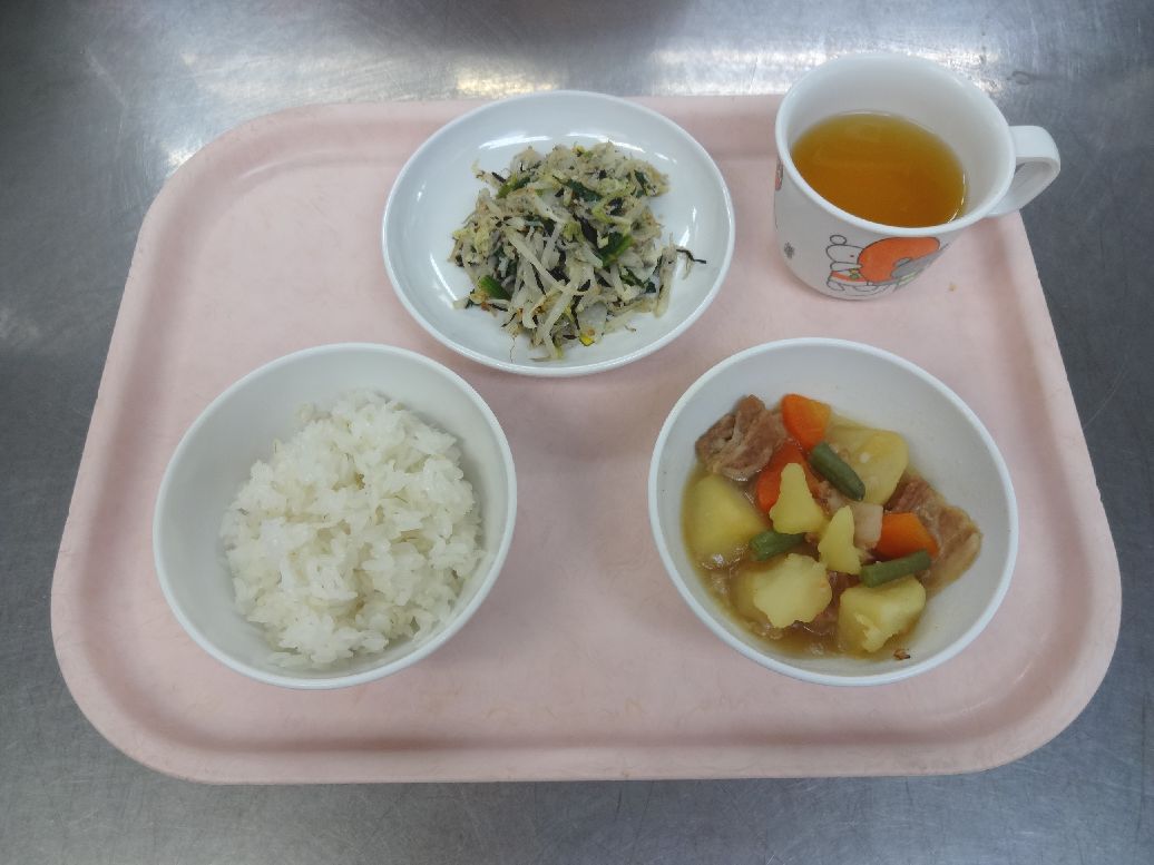 こども園の給食「<span>ごはん 新じゃがの旨煮 ごま酢和え 菓子</span>」