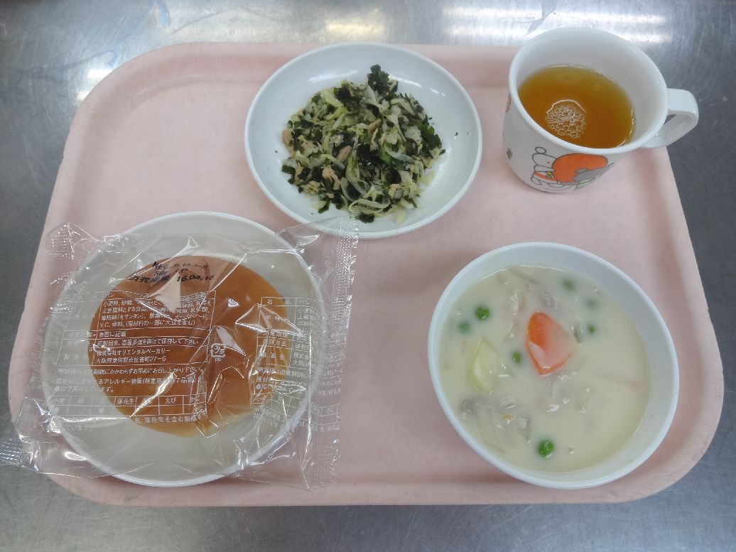 こども園の給食「<span>パン クリームシチュー わかめサラダ にゅうめん</span>」