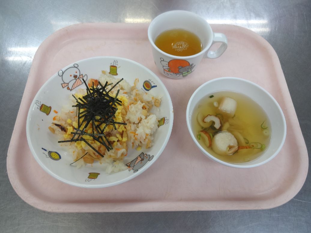 こども園の給食「<span>散らし寿司 すまし汁 フライドポテト</span>」