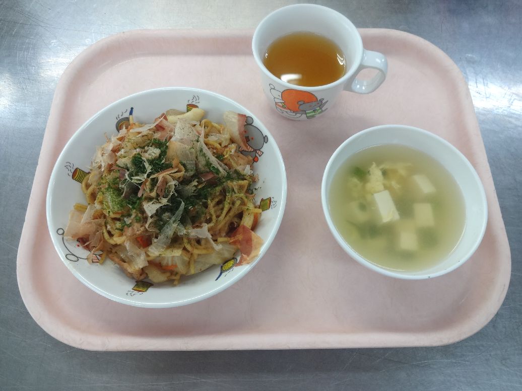こども園の給食「<span>焼きそば 卵スープ 蒸しパン</span>」