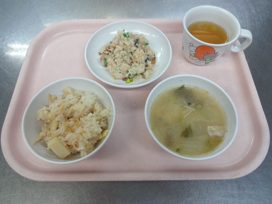 こども園の給食「<span>竹の子ごはん 卯の花 豚汁 菓子</span>」