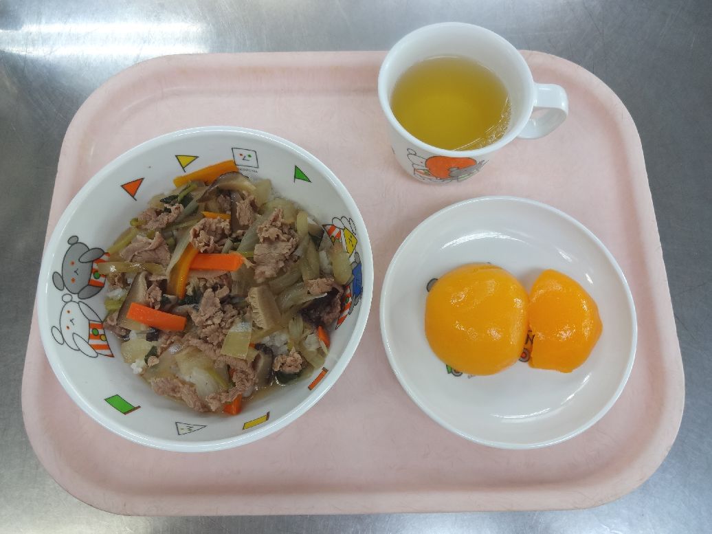 こども園の給食「<span>牛丼 桃缶 菓子 </span>」