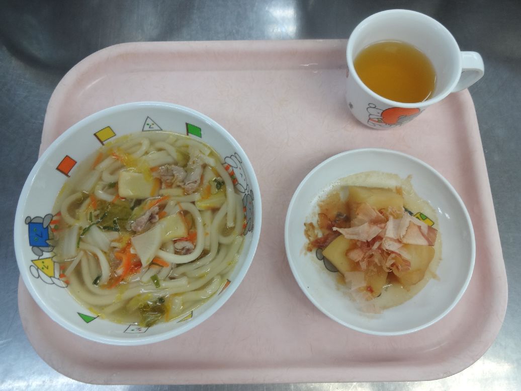 こども園の給食「<span>かやくうどん じゃが芋の土佐煮 菓子</span>」