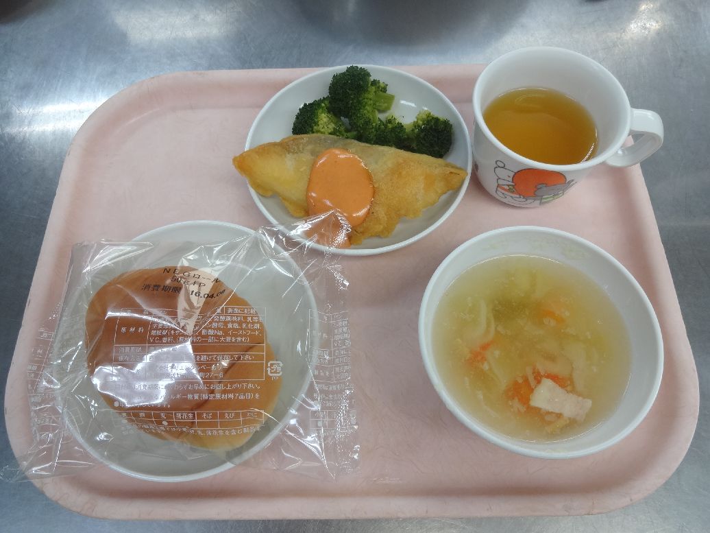こども園の給食「<span>パン 魚のフリッター 大豆のスープ ふりかけおにぎり</span>」