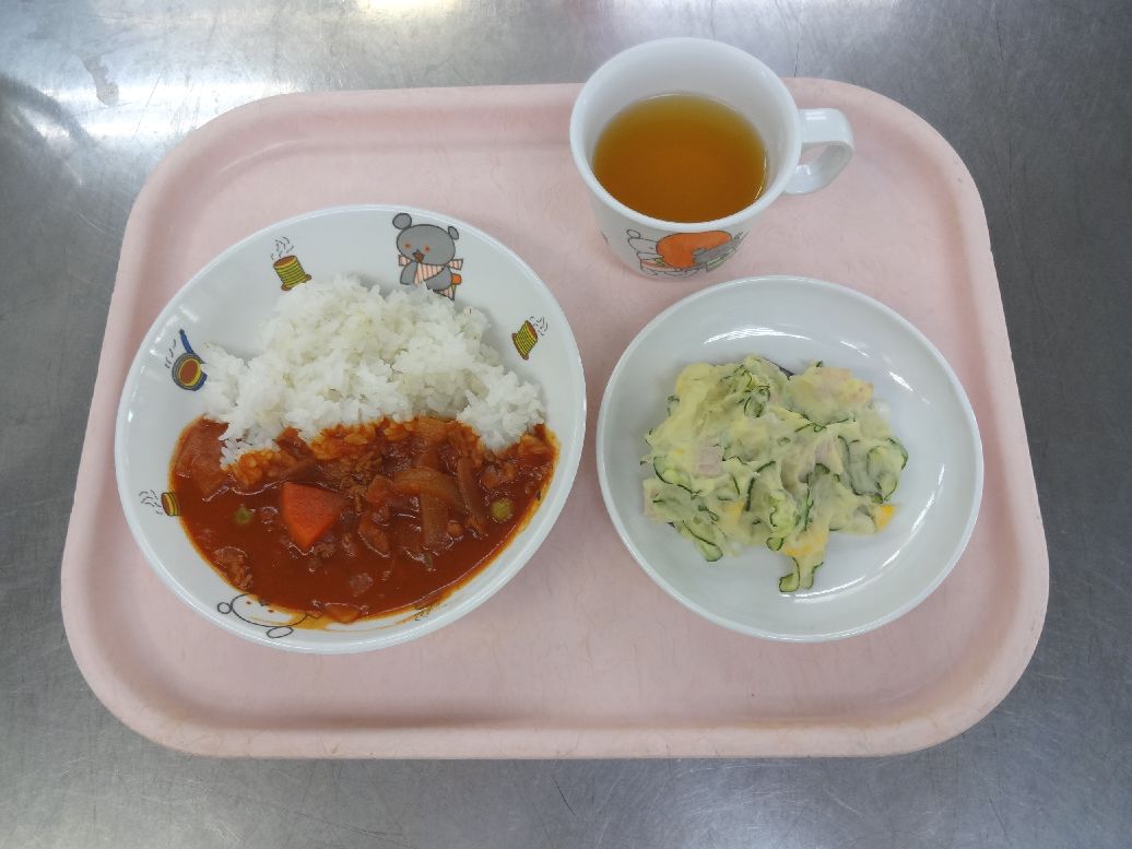 こども園の給食「<span>ハヤシライス ポテトサラダ リッツとチーズ </span>」