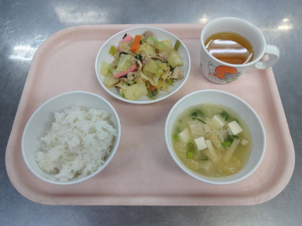 こども園の給食「<span>ごはん 野菜炒め 味噌汁 牛乳プリン</span>」