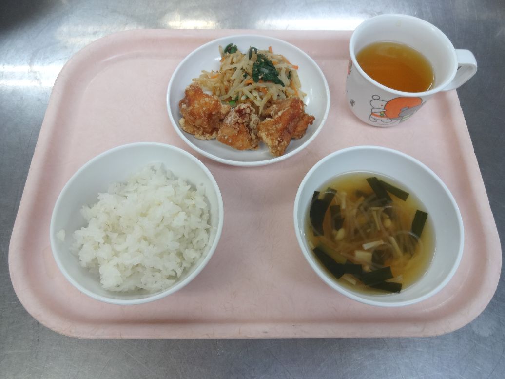 こども園の給食「<span>ごはん 鶏のから揚げ ナムル 華風スープ菓子パン</span>」