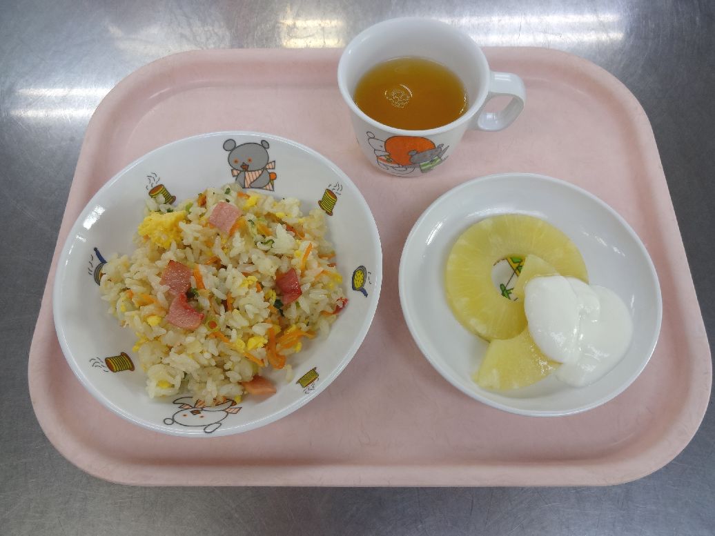 こども園の給食「<span>焼飯 パイン缶とヨーグルト 菓子</span>」