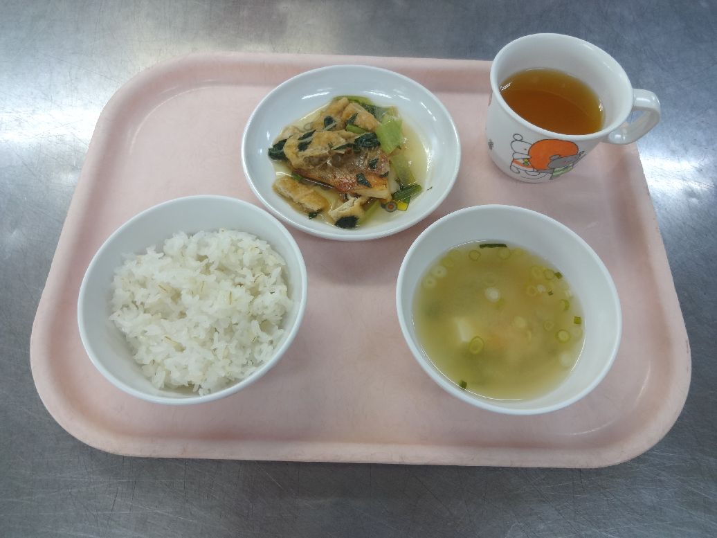 こども園の給食「<span>ごはん 魚の焼き浸し 味噌汁 2日 生菓子 16・30日 菓子</span>」