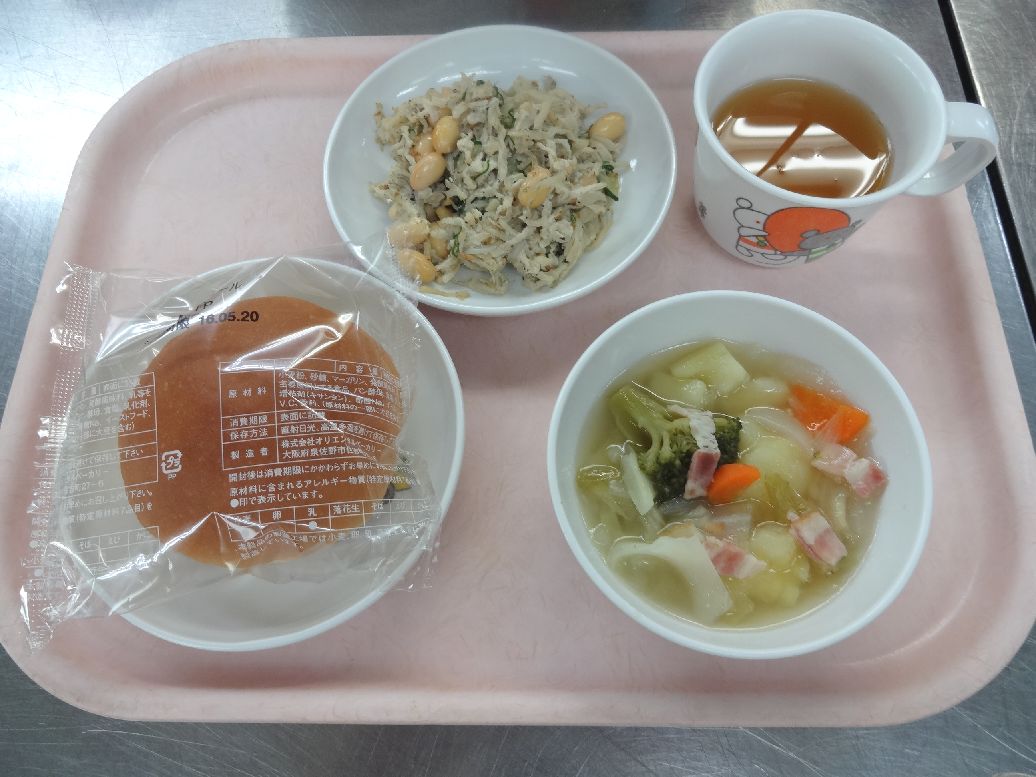 こども園の給食「<span>パン ポトフ カミカミサラダ 17日 菓子小袋 31日 焼きおにぎり</span>」