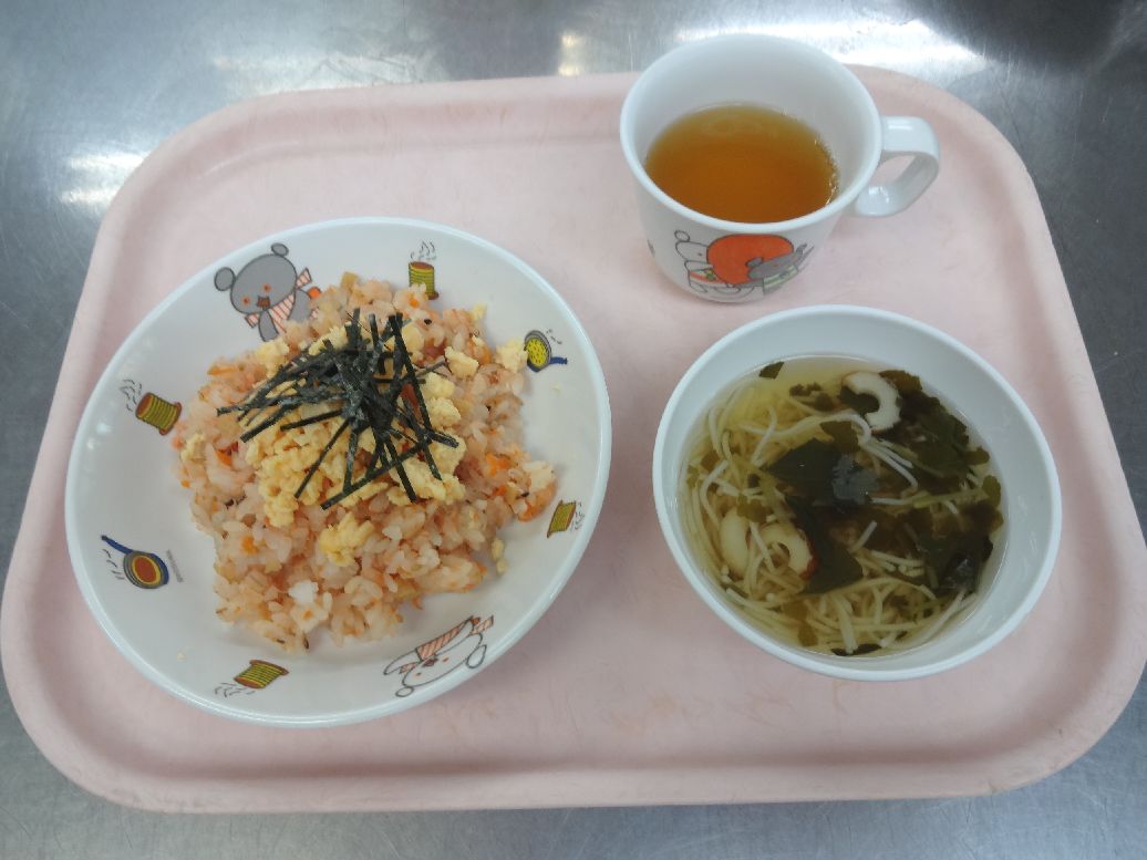こども園の給食「<span>鮭寿司 そうめん汁 キャロットケーキ</span>」