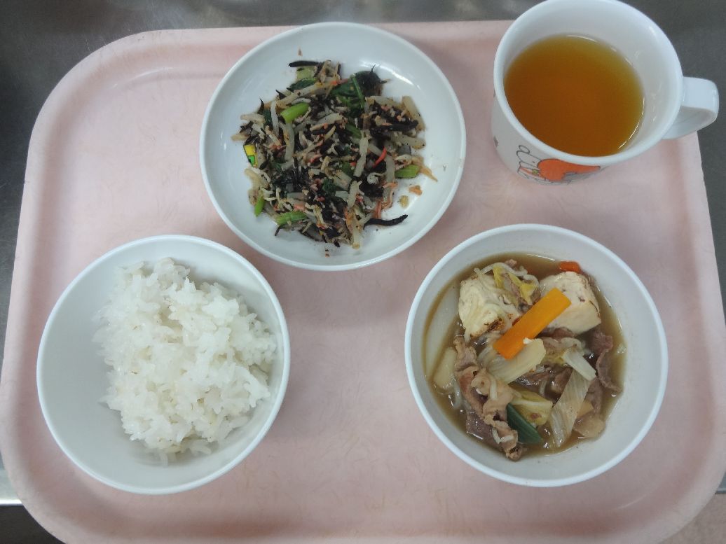 こども園の給食「<span>ごはん すき焼き風煮 ごま和え 菓子</span>」