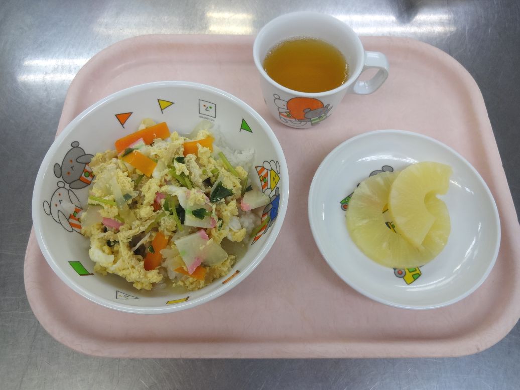 こども園の給食「<span>木の葉丼 パイン缶 菓子</span>」