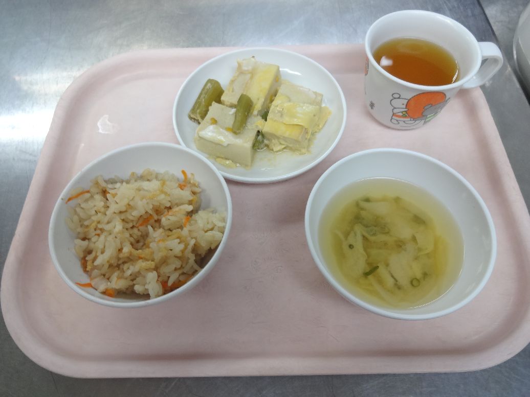 こども園の給食「<span>炊き込みごはん 高野豆腐の卵とじ 味噌汁 菓子</span>」