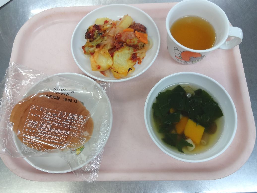 こども園の給食「<span>パン ジャーマンポテトのチーズ焼 野菜スープ 白玉団子のきなこ和え</span>」