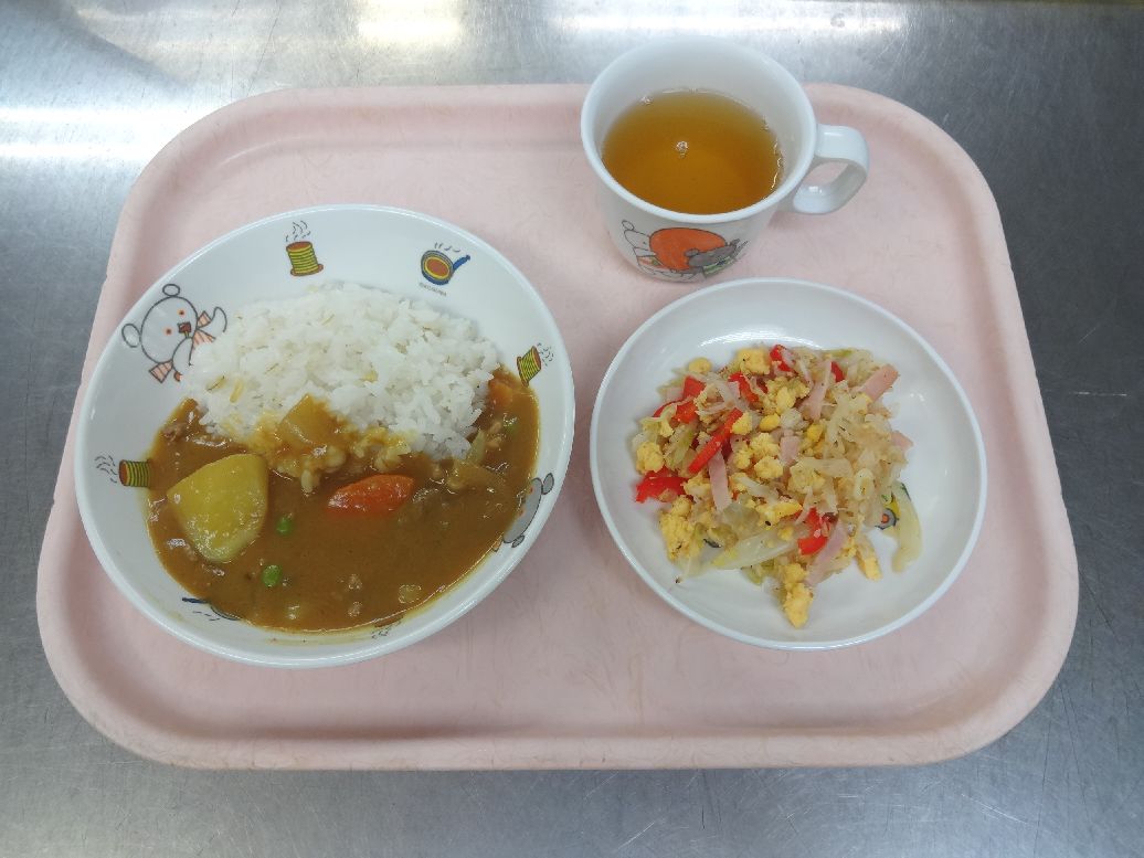こども園の給食「<span>カレーライス 春のサラダ 11日 菓子詰め合わせ 25日 フルーツヨーグルト</span>」