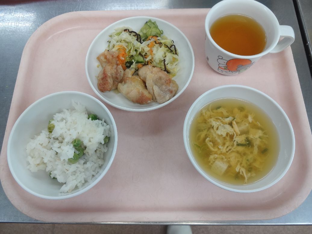 こども園の給食「<span>えんどうごはん 鶏の塩焼き キャベツの塩昆布和え かき玉汁 菓子</span>」