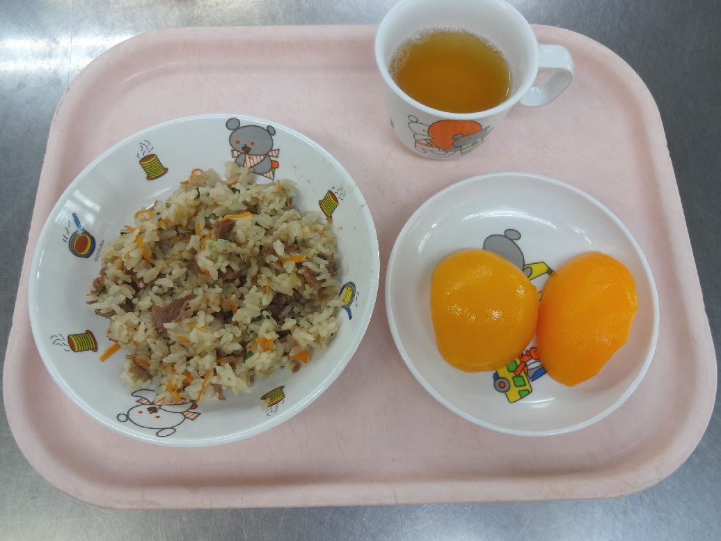こども園の給食「<span>焼肉チャーハン 桃缶 菓子</span>」