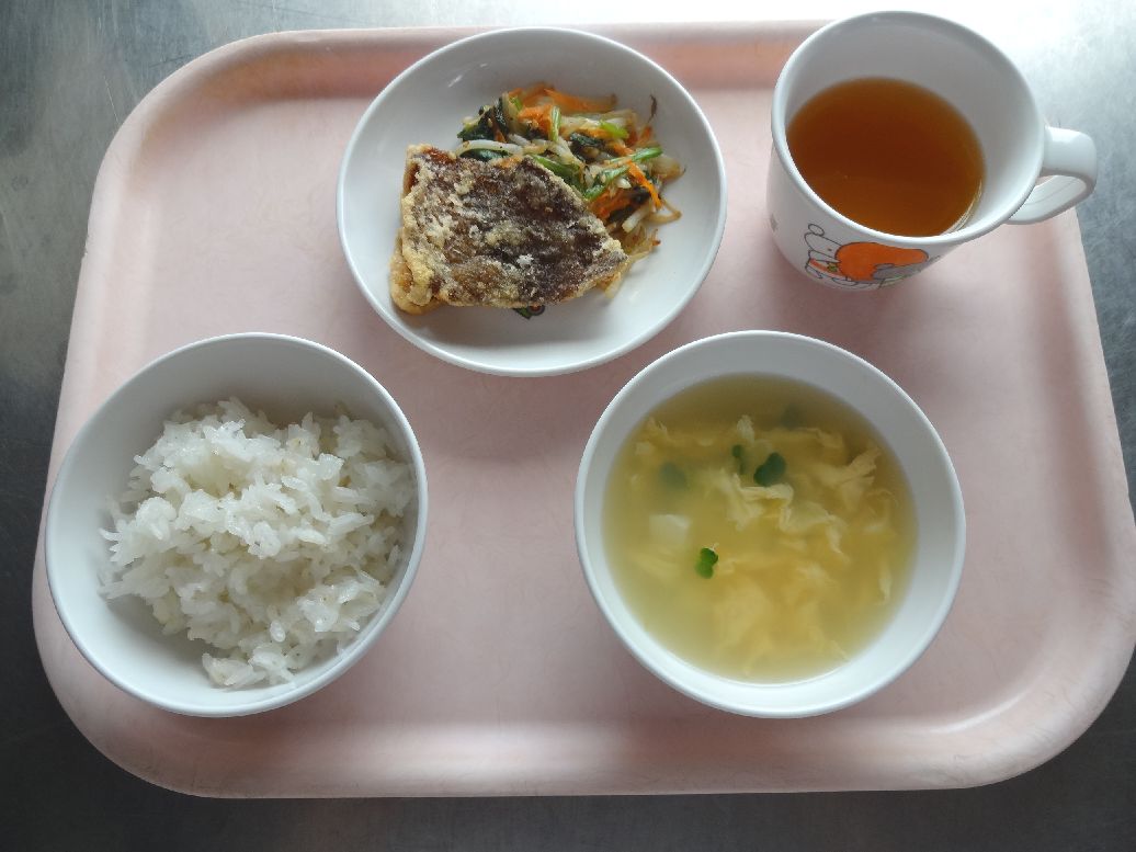 こども園の給食「<span>ごはん 魚のから揚げ ナムル 卵スープ 菓子</span>」