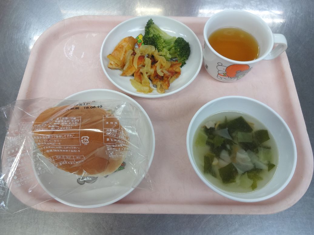 こども園の給食「<span>パン タンドリーチキン ベーコンスープ フルーツ白玉</span>」