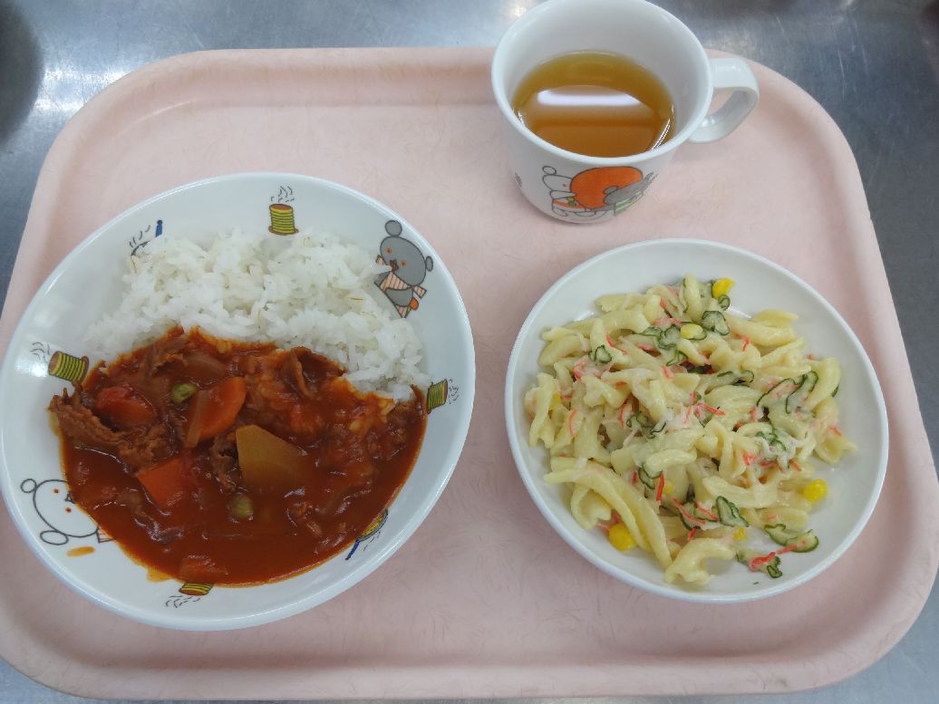 こども園の給食「<span>ハヤシライス マカロニサラダ ポップコーン</span>」