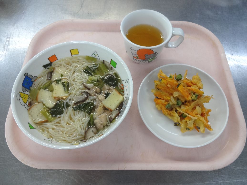 こども園の給食「<span>にゅうめん かきあげ メープルパン</span>」