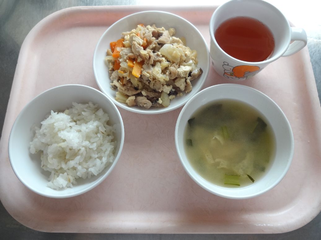 こども園の給食「<span>ごはん 豚肉と豆腐の生姜炒め 味噌汁 菓子</span>」