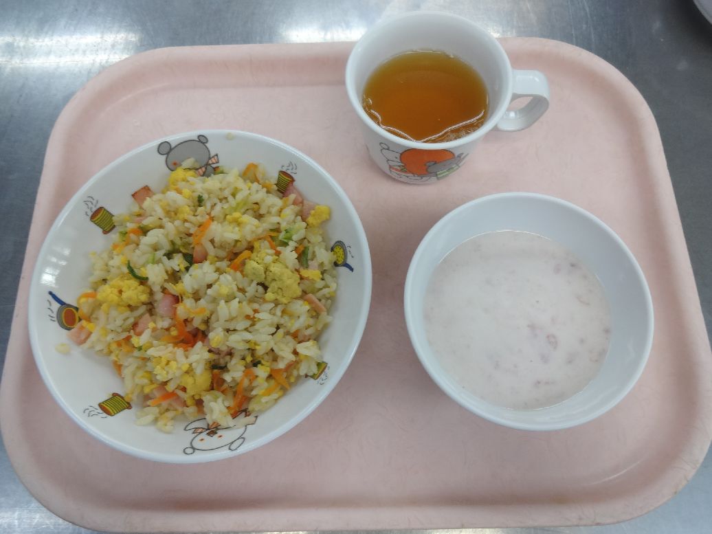 こども園の給食「<span>レタスチャーハン いちごヨーグルト 菓子</span>」