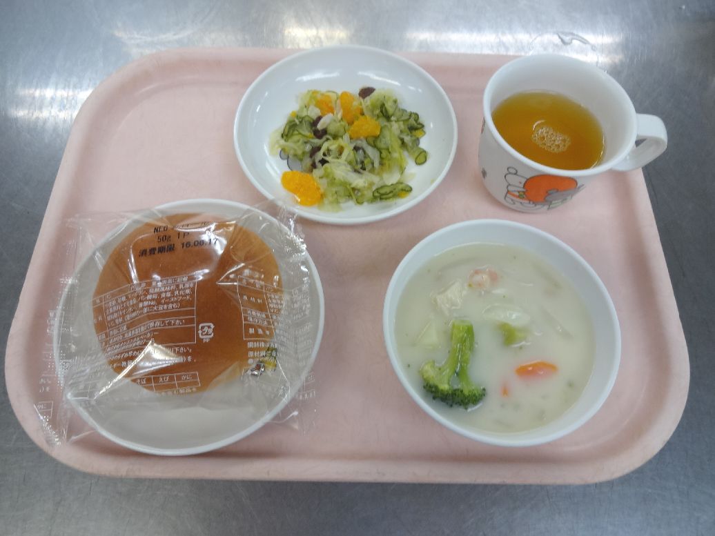 こども園の給食「<span>パン シーフードシチュー フレンチサラダ 14日 流しそうめん 28日 おにぎり</span>」