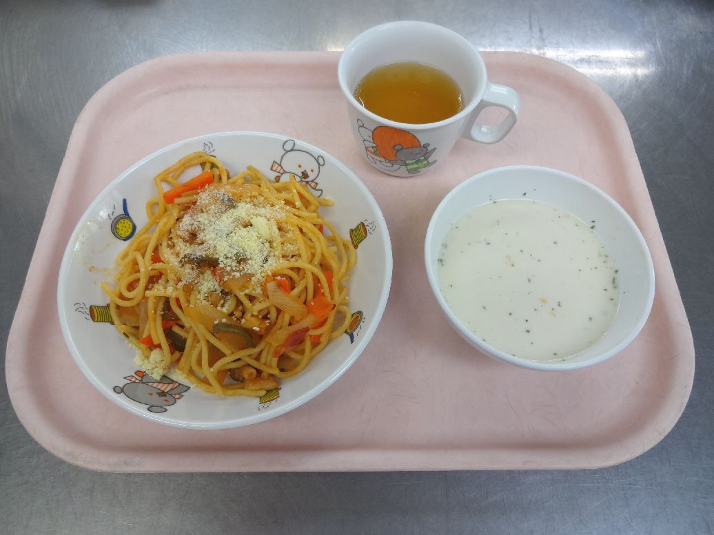 こども園の給食「<span>イタリアンスパゲティ コーンポタージュ チーズ蒸しパン</span>」