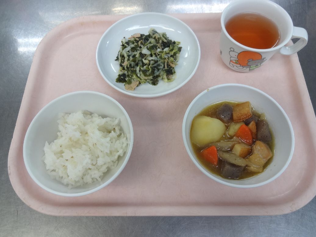 こども園の給食「<span>ごはん いり鶏 わかめサラダ フルーチェ</span>」