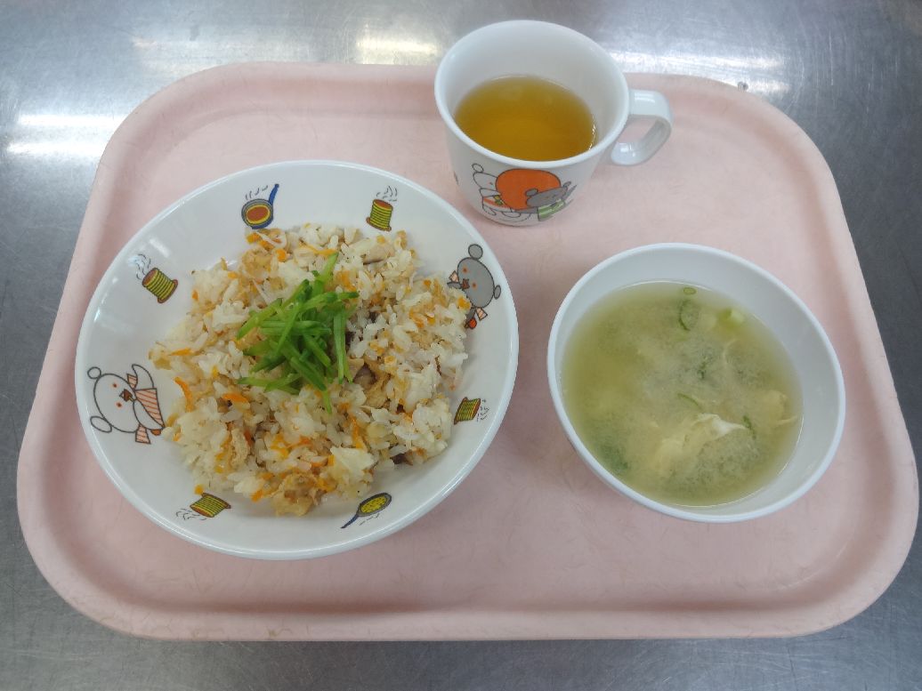 こども園の給食「<span>子きつね寿司 味噌汁 菓子</span>」