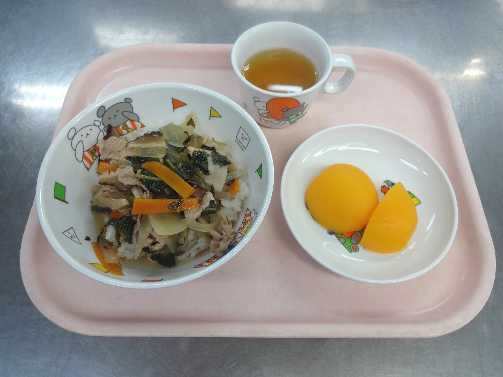 こども園の給食「<span>豚丼 桃缶 菓子</span>」