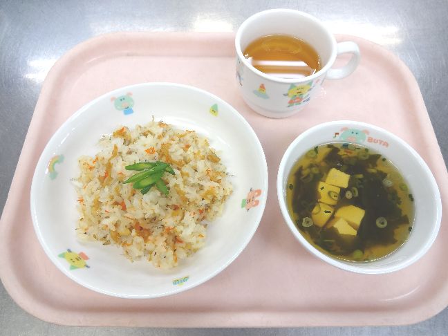 こども園の給食「<span>子きつね寿し　すまし汁</span>」