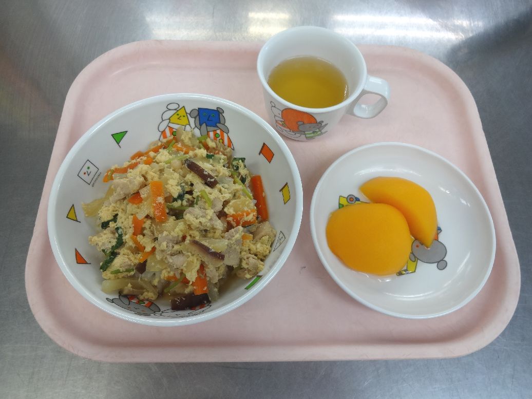 こども園の給食「<span>親子丼 桃缶 菓子</span>」