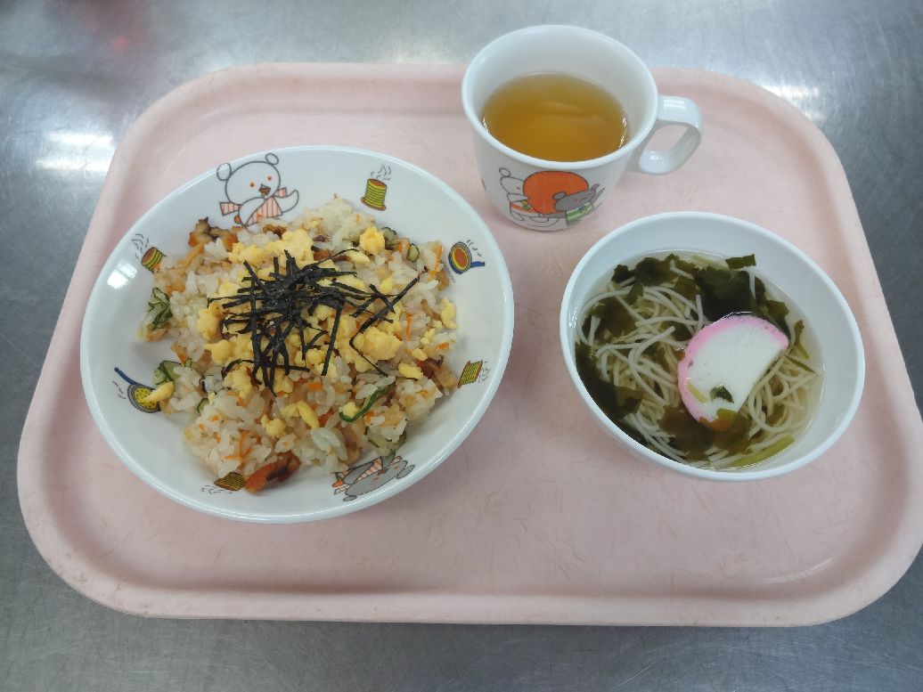 こども園の給食「<span>あなご寿司 そうめん汁 菓子</span>」