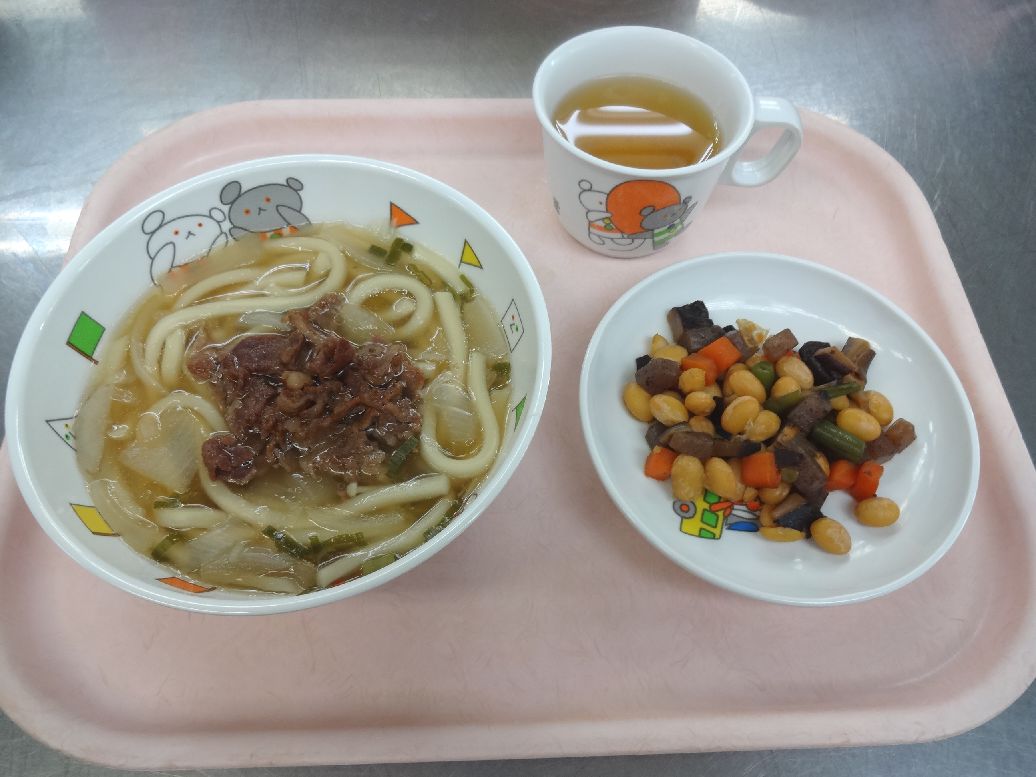 こども園の給食「<span>肉うどん 五目豆 フルーチェ</span>」