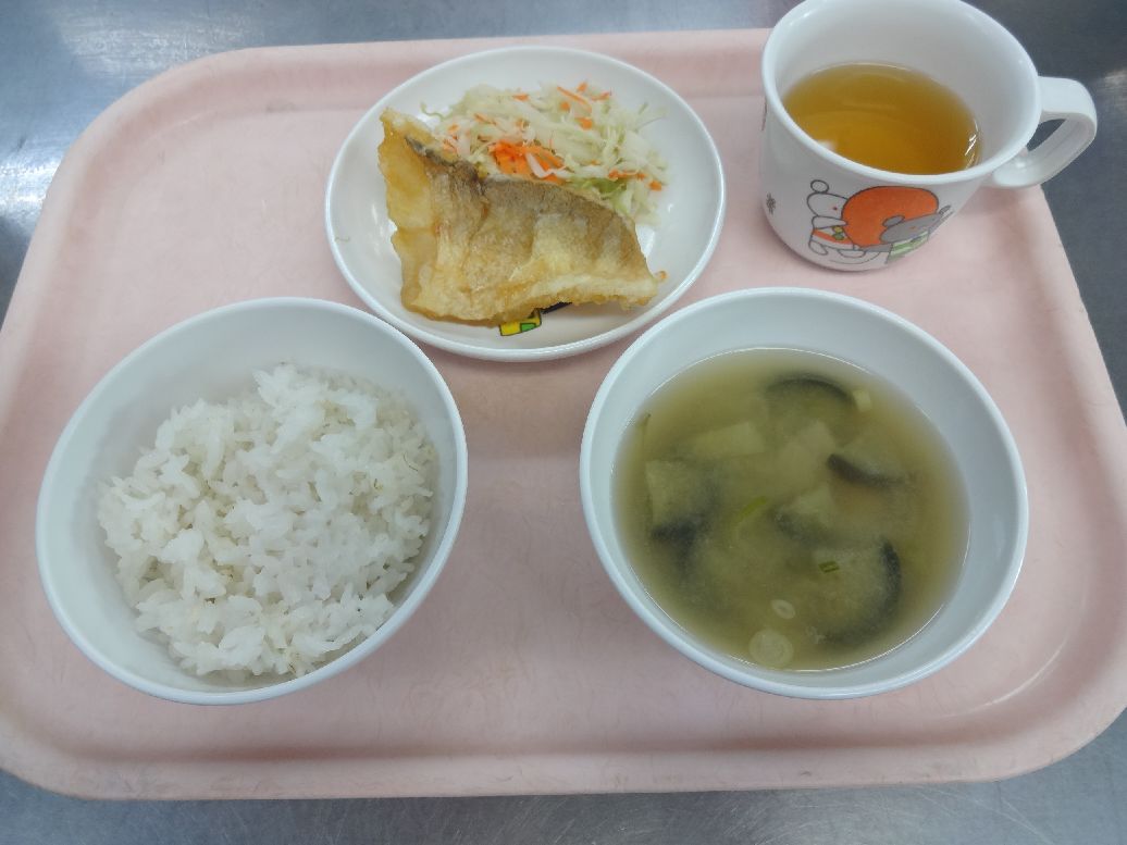 こども園の給食「<span>ごはん 魚の揚げ煮 味噌汁 マドレーヌ</span>」